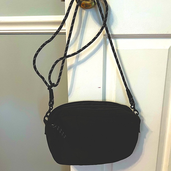 Thirtyone All Zipped up Cross Body in black - Picture 1 of 7